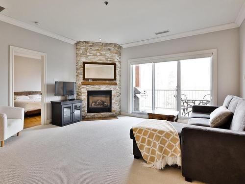 Living room - 215-180Z Rue Du Cercle-Des-Cantons, Bromont, QC - Indoor Photo Showing Living Room With Fireplace