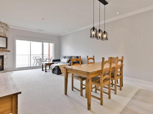 Dining room - 215-180Z Rue Du Cercle-Des-Cantons, Bromont, QC - Indoor Photo Showing Dining Room With Fireplace