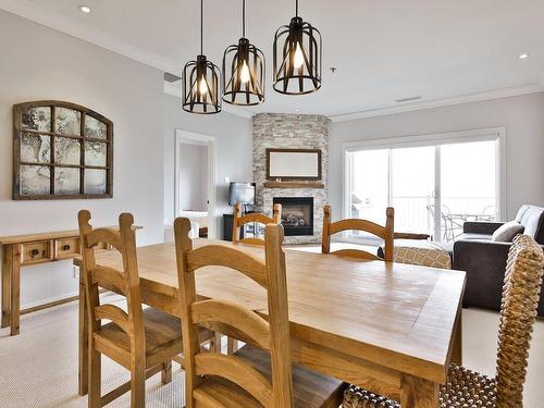 Dining room - 215-180Z Rue Du Cercle-Des-Cantons, Bromont, QC - Indoor Photo Showing Dining Room With Fireplace