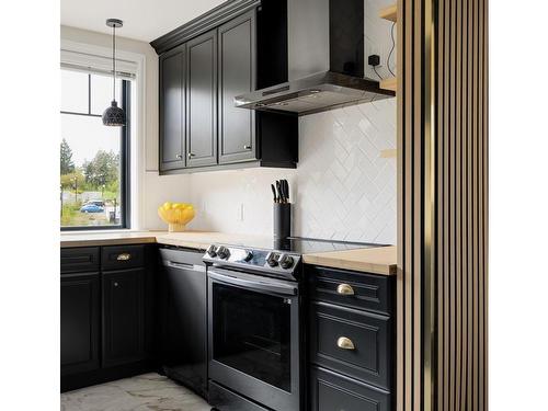 319-1335 Bear Mountain Pkwy, Langford, BC - Indoor Photo Showing Kitchen