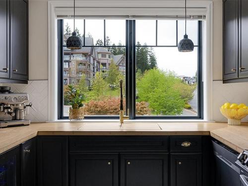 319-1335 Bear Mountain Pkwy, Langford, BC - Indoor Photo Showing Kitchen