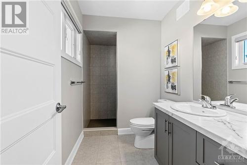 71 York Crossing, Russell, ON - Indoor Photo Showing Bathroom