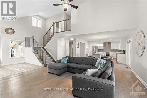 71 York, Russell, ON - Indoor Photo Showing Living Room