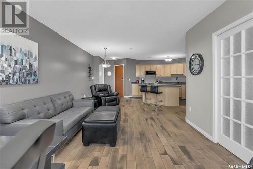 Ph108 1914 Hamilton Street, Regina, SK - Indoor Photo Showing Living Room