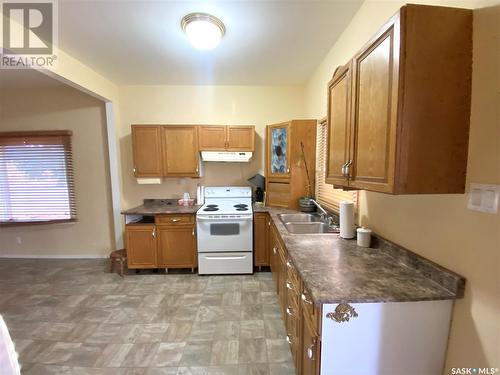 702 3Rd Avenue Nw, Swift Current, SK - Indoor Photo Showing Kitchen With Double Sink