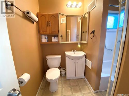 702 3Rd Avenue Nw, Swift Current, SK - Indoor Photo Showing Bathroom