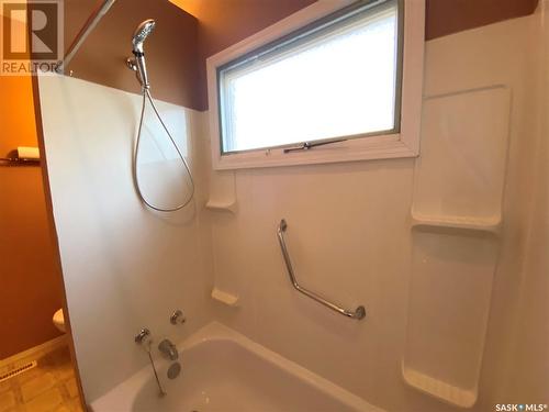 702 3Rd Avenue Nw, Swift Current, SK - Indoor Photo Showing Bathroom