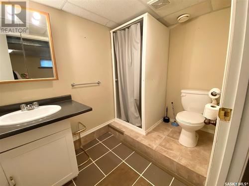 702 3Rd Avenue Nw, Swift Current, SK - Indoor Photo Showing Bathroom