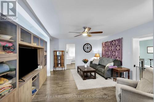 2624 Hamilton Road, Thames Centre, ON - Indoor Photo Showing Living Room