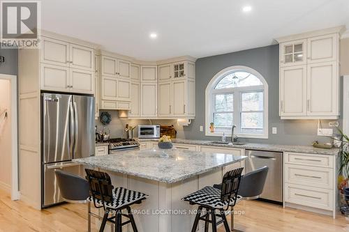 1035 Laidlaw Avenue, Gravenhurst, ON - Indoor Photo Showing Kitchen