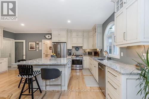 1035 Laidlaw Avenue, Gravenhurst, ON - Indoor Photo Showing Kitchen With Double Sink With Upgraded Kitchen