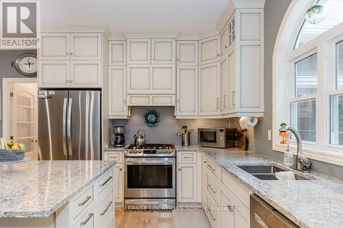 1035 Laidlaw Avenue, Gravenhurst, ON - Indoor Photo Showing Kitchen With Double Sink With Upgraded Kitchen