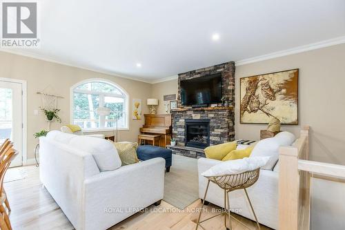 1035 Laidlaw Avenue, Gravenhurst, ON - Indoor Photo Showing Living Room With Fireplace