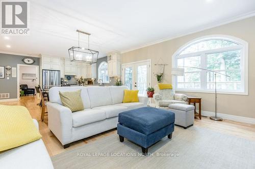 1035 Laidlaw Avenue, Gravenhurst, ON - Indoor Photo Showing Living Room