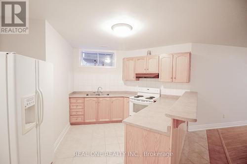 B2 - 2523 Sharon Crescent, Mississauga, ON - Indoor Photo Showing Kitchen With Double Sink