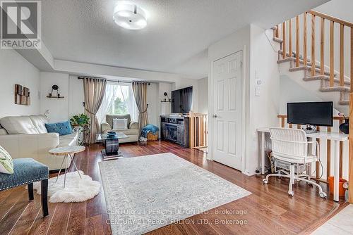 15951 Bayview Avenue, Aurora, ON - Indoor Photo Showing Living Room