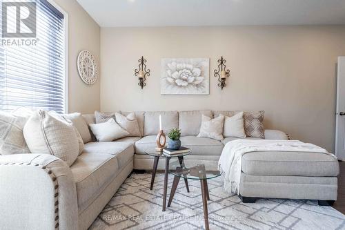 10 - 45 Seabreeze Crescent, Hamilton, ON - Indoor Photo Showing Living Room