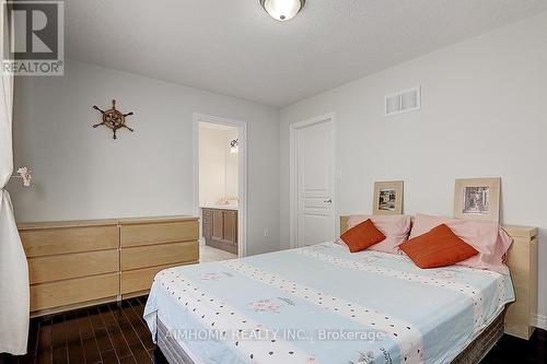 881 Memorial Circle, Newmarket, ON - Indoor Photo Showing Bedroom