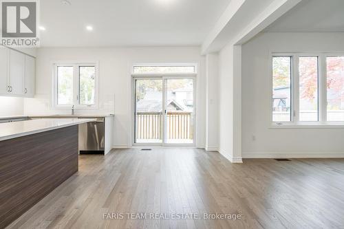 89 Berkely Street, Wasaga Beach, ON - Indoor Photo Showing Kitchen