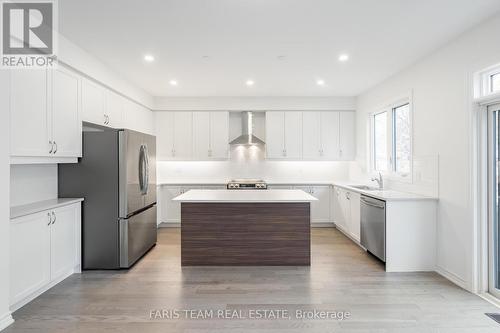 89 Berkely Street, Wasaga Beach, ON - Indoor Photo Showing Kitchen With Upgraded Kitchen