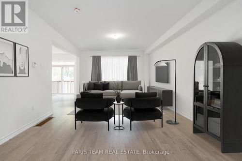 89 Berkely Street, Wasaga Beach, ON - Indoor Photo Showing Living Room