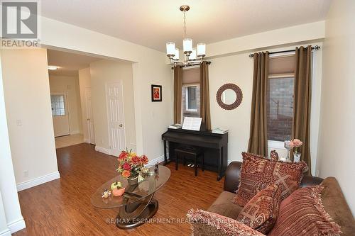 670 Lott Crescent, Milton, ON - Indoor Photo Showing Living Room