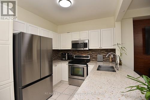 670 Lott Crescent, Milton, ON - Indoor Photo Showing Kitchen With Double Sink