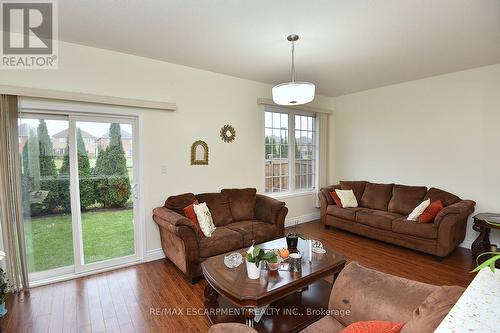 670 Lott Crescent, Milton, ON - Indoor Photo Showing Living Room