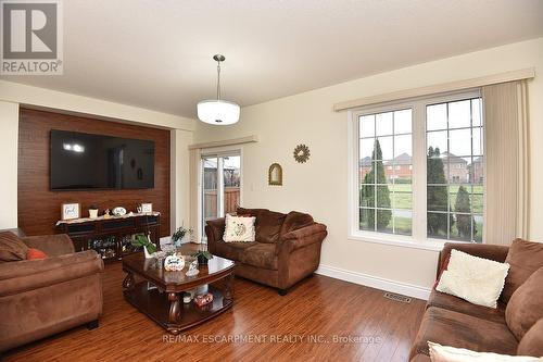 670 Lott Crescent, Milton, ON - Indoor Photo Showing Living Room