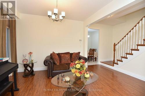 670 Lott Crescent, Milton, ON - Indoor Photo Showing Living Room