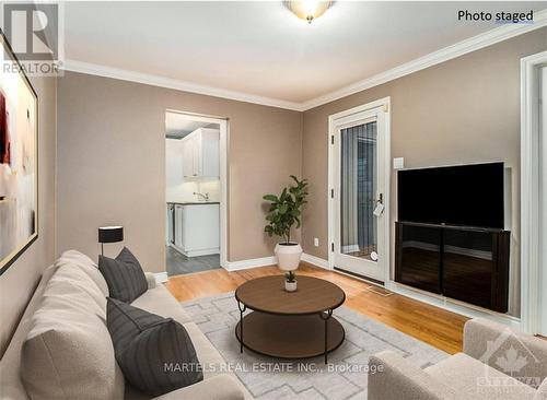 4 Middleton Drive, Ottawa, ON - Indoor Photo Showing Living Room