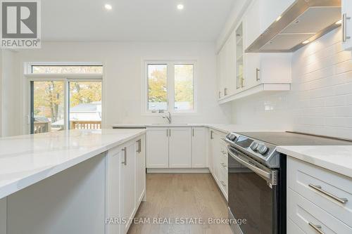 91 Berkely Street, Wasaga Beach, ON - Indoor Photo Showing Kitchen With Upgraded Kitchen