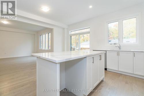 91 Berkely Street, Wasaga Beach, ON - Indoor Photo Showing Kitchen