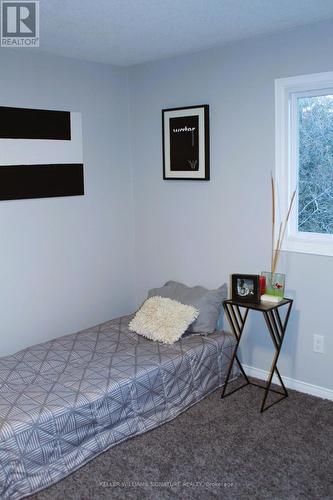 3235 Folkway Drive, Burlington, ON - Indoor Photo Showing Bedroom