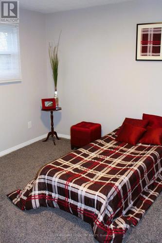 3235 Folkway Drive, Burlington, ON - Indoor Photo Showing Bedroom