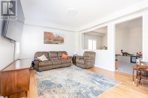 16 Cliff Thompson Court, Georgina (Sutton & Jackson'S Point), ON - Indoor Photo Showing Living Room