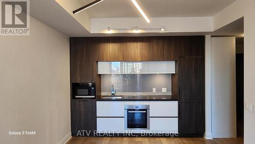 704 - 151 Avenue Road, Toronto, ON - Indoor Photo Showing Kitchen