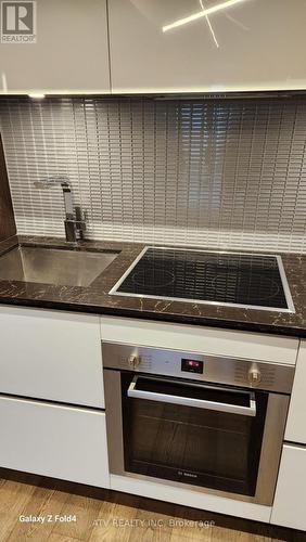 704 - 151 Avenue Road, Toronto, ON - Indoor Photo Showing Kitchen