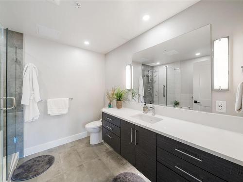 401-741 Travino Lane, Saanich, BC - Indoor Photo Showing Bathroom