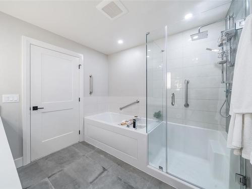 401-741 Travino Lane, Saanich, BC - Indoor Photo Showing Bathroom