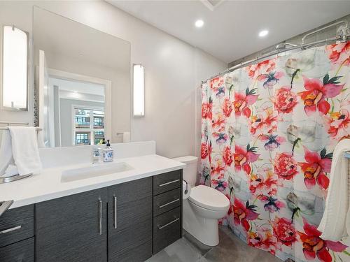 401-741 Travino Lane, Saanich, BC - Indoor Photo Showing Bathroom