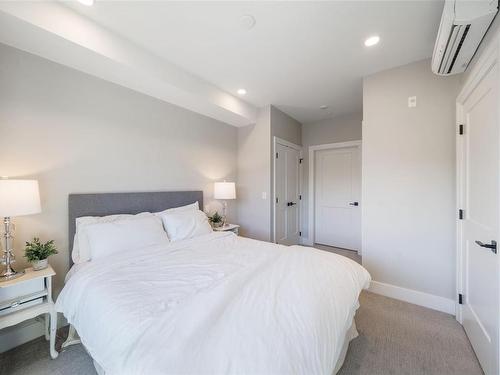 401-741 Travino Lane, Saanich, BC - Indoor Photo Showing Bedroom