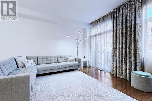 971 Reimer Common, Burlington, ON - Indoor Photo Showing Living Room