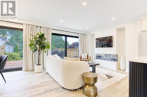 11 Nelles Road N, Grimsby, ON - Indoor Photo Showing Living Room