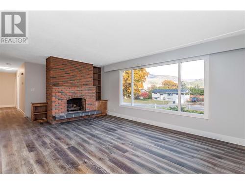 1445 Ponderosa Road, West Kelowna, BC - Indoor Photo Showing Living Room With Fireplace