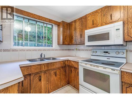 1445 Ponderosa Road, West Kelowna, BC - Indoor Photo Showing Kitchen With Double Sink