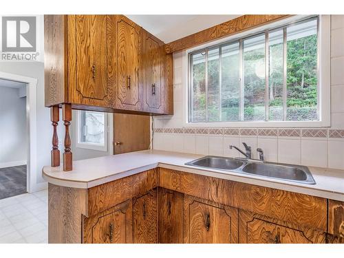 1445 Ponderosa Road, West Kelowna, BC - Indoor Photo Showing Kitchen With Double Sink