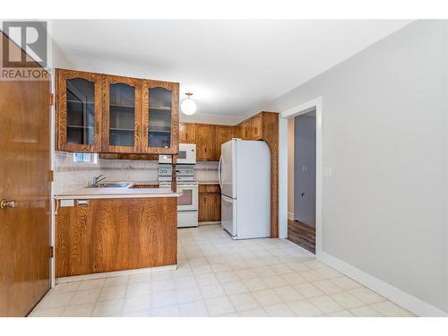 1445 Ponderosa Road, West Kelowna, BC - Indoor Photo Showing Kitchen With Double Sink