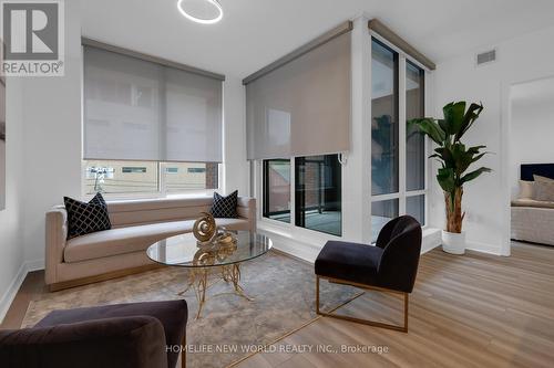 311 - 501 Adelaide Street W, Toronto, ON - Indoor Photo Showing Living Room