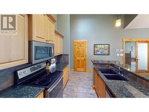 7309 Copperhorn Drive Drive, Radium Hot Springs, BC - Indoor Photo Showing Kitchen With Double Sink